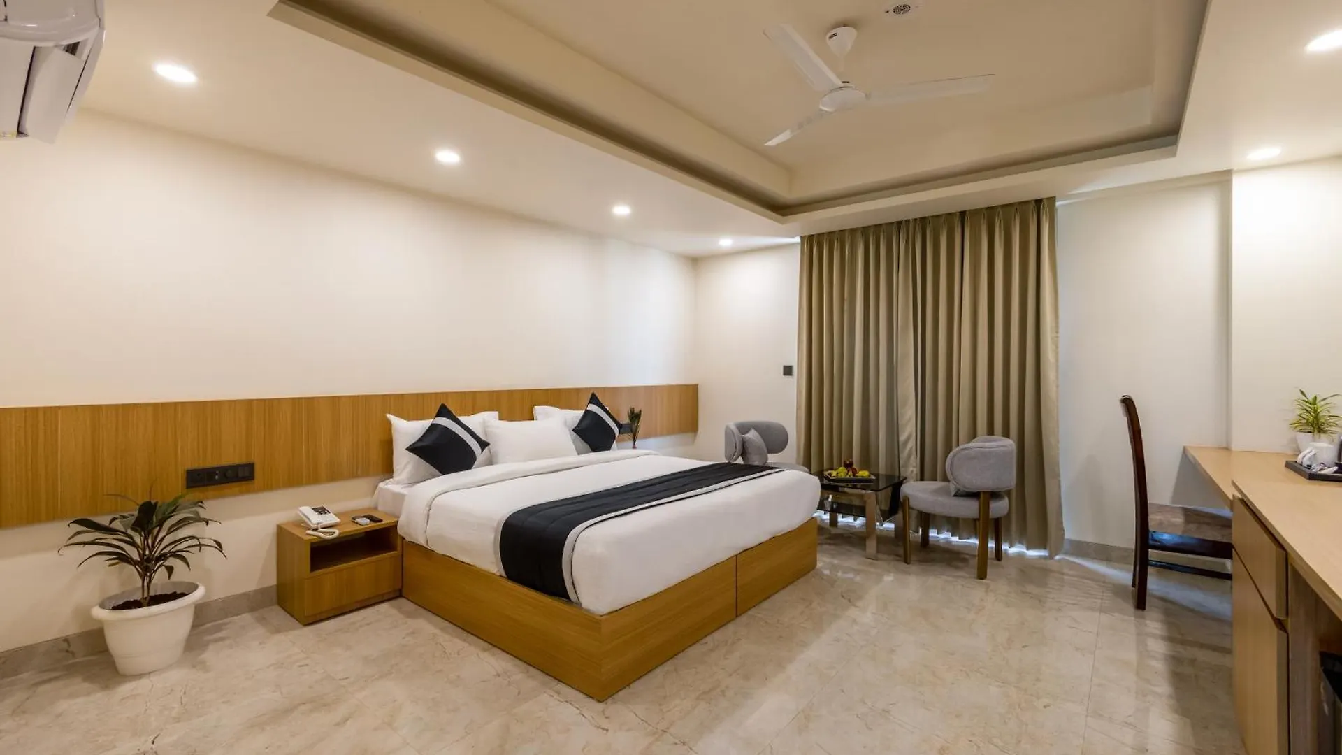 Hotel Urban Oasis Near Huda & Millennium City Centre Metro Station I גורגאון